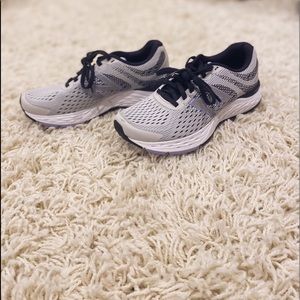 NWOT New Balance Tennis Shoes